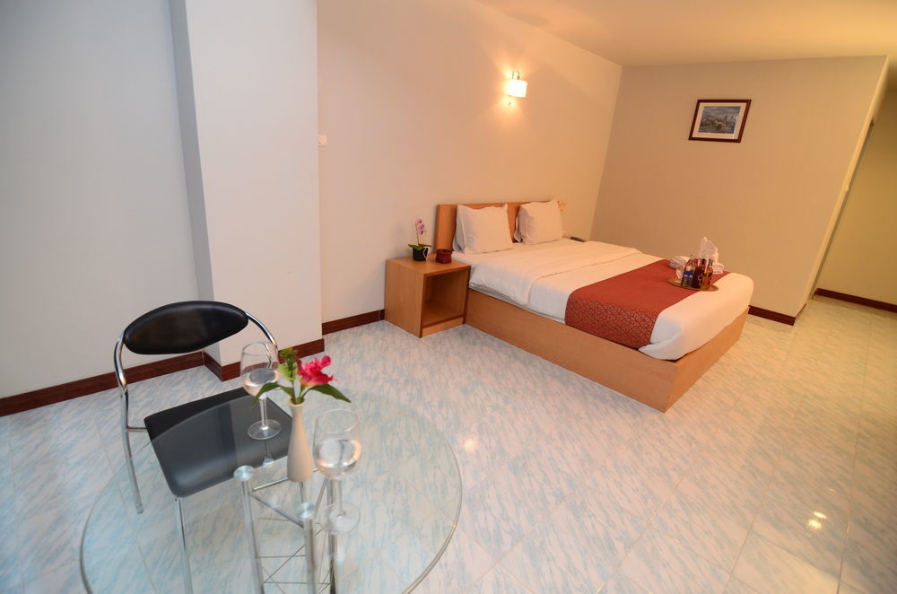 Oyo 257 Sea Paradise Hotel Sattahip Exterior photo