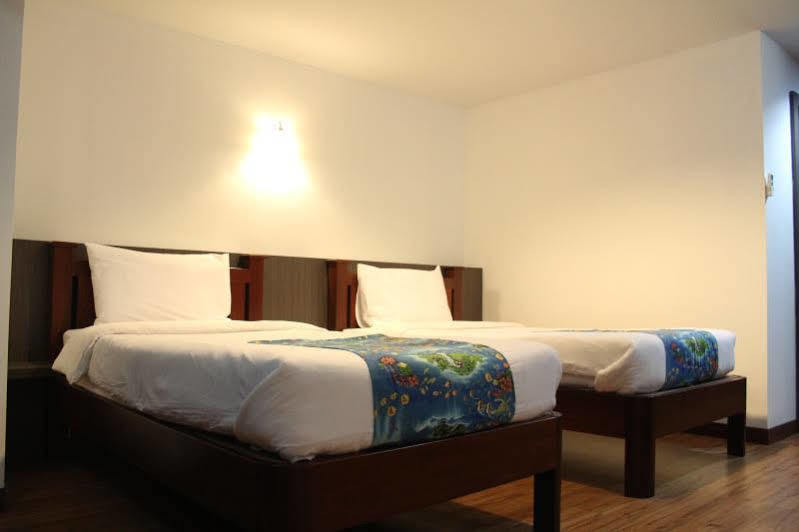 Oyo 257 Sea Paradise Hotel Sattahip Exterior photo